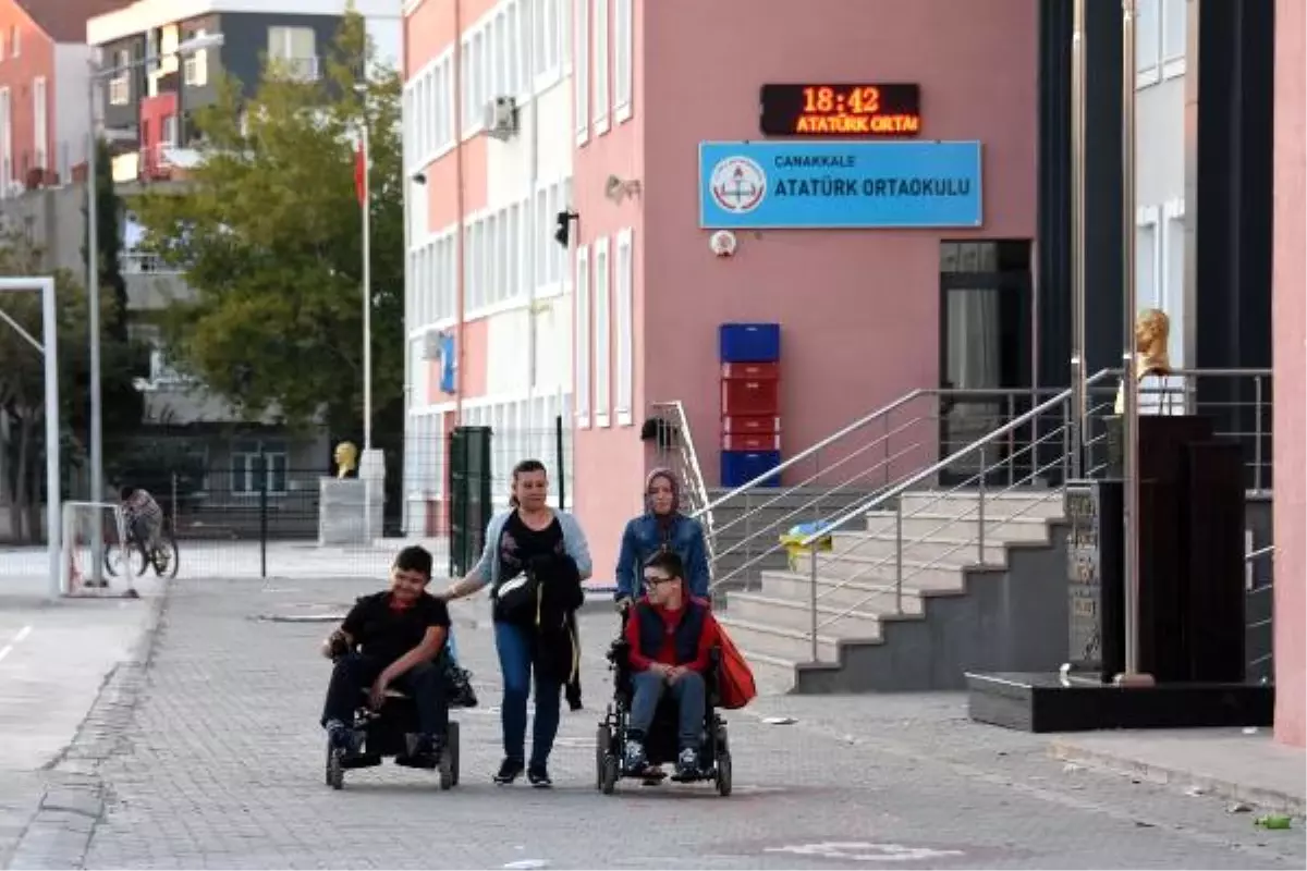 Asansörde Mahsur Kalan Bedensel Engelli Öğrencileri İtfaiye Kurtardı