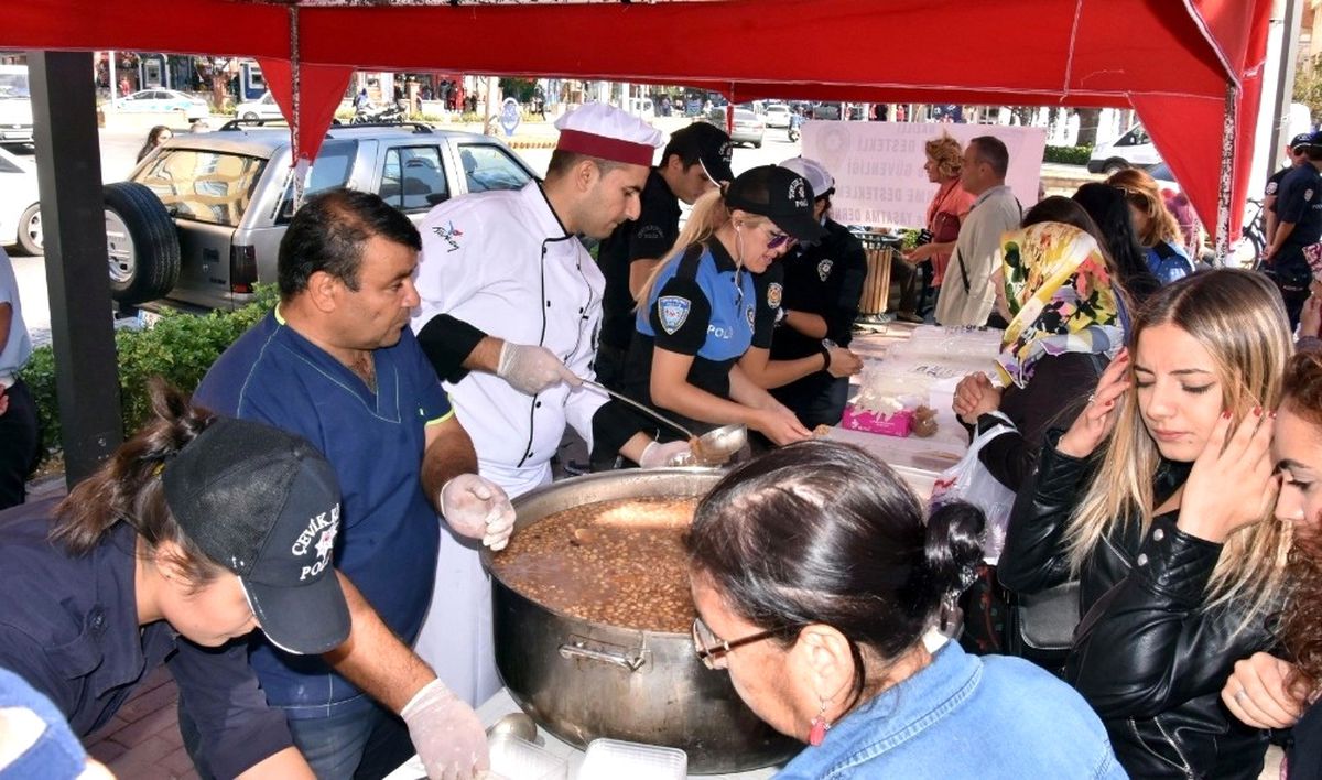 Aşureyi Bu Kez Polisler İkram Etti