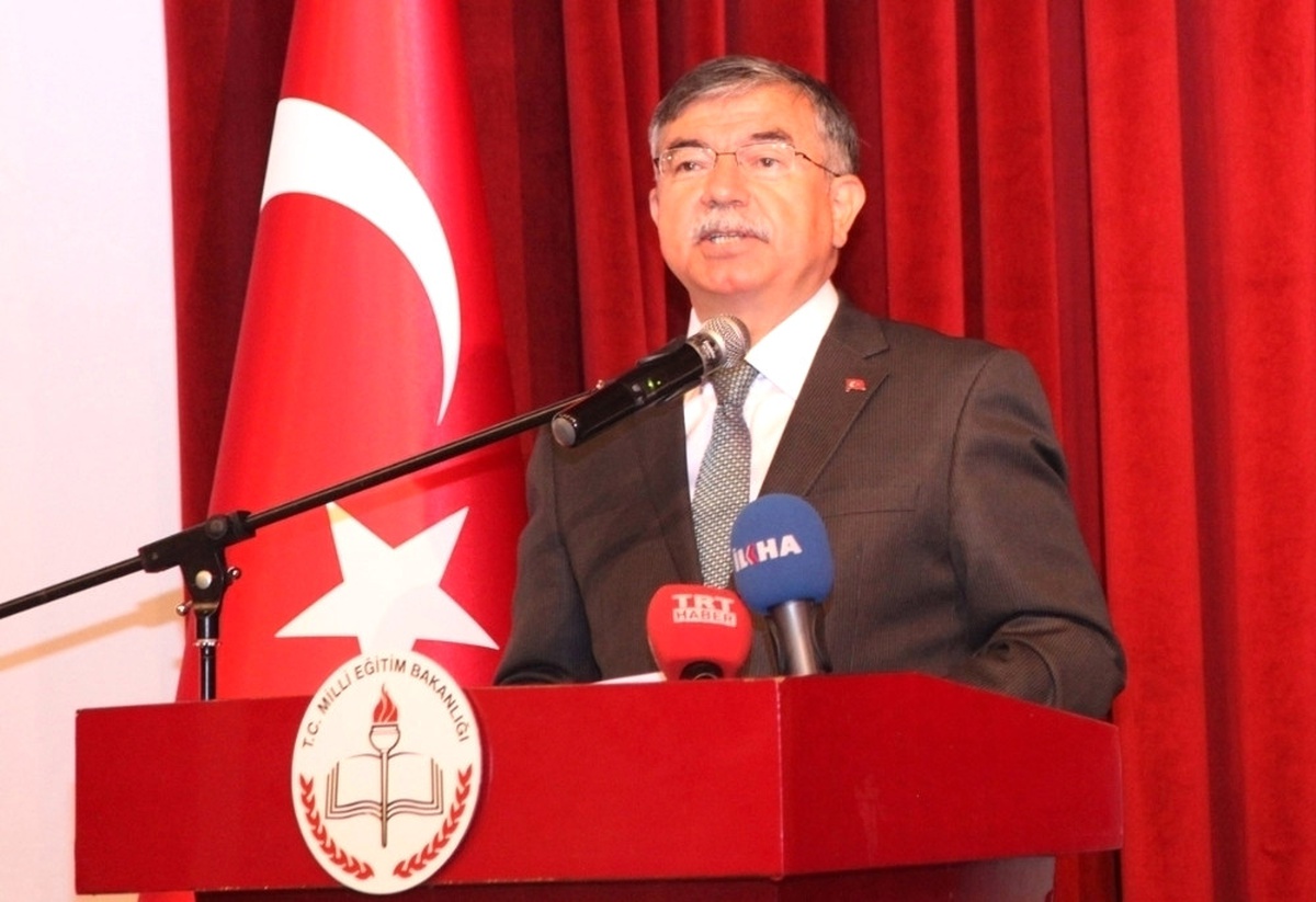 Bakan Yılmaz: "Müfredatı Gözden Geçiriyoruz"