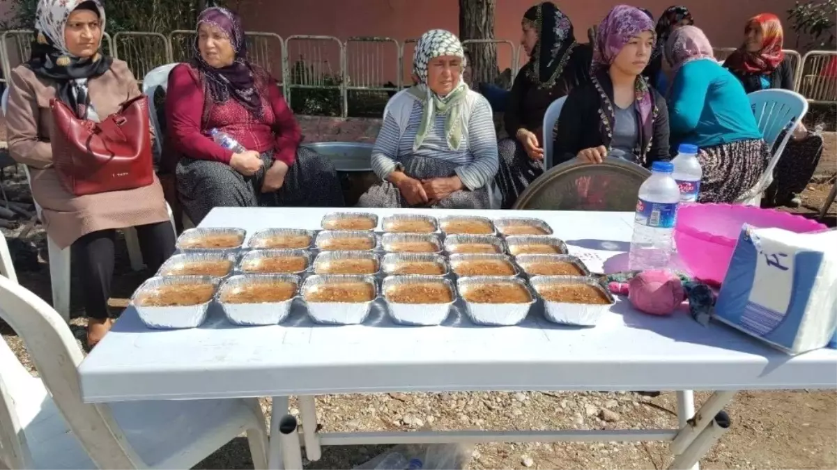 Belediye Otobüsünü Durdurup Aşure İkram Ettiler