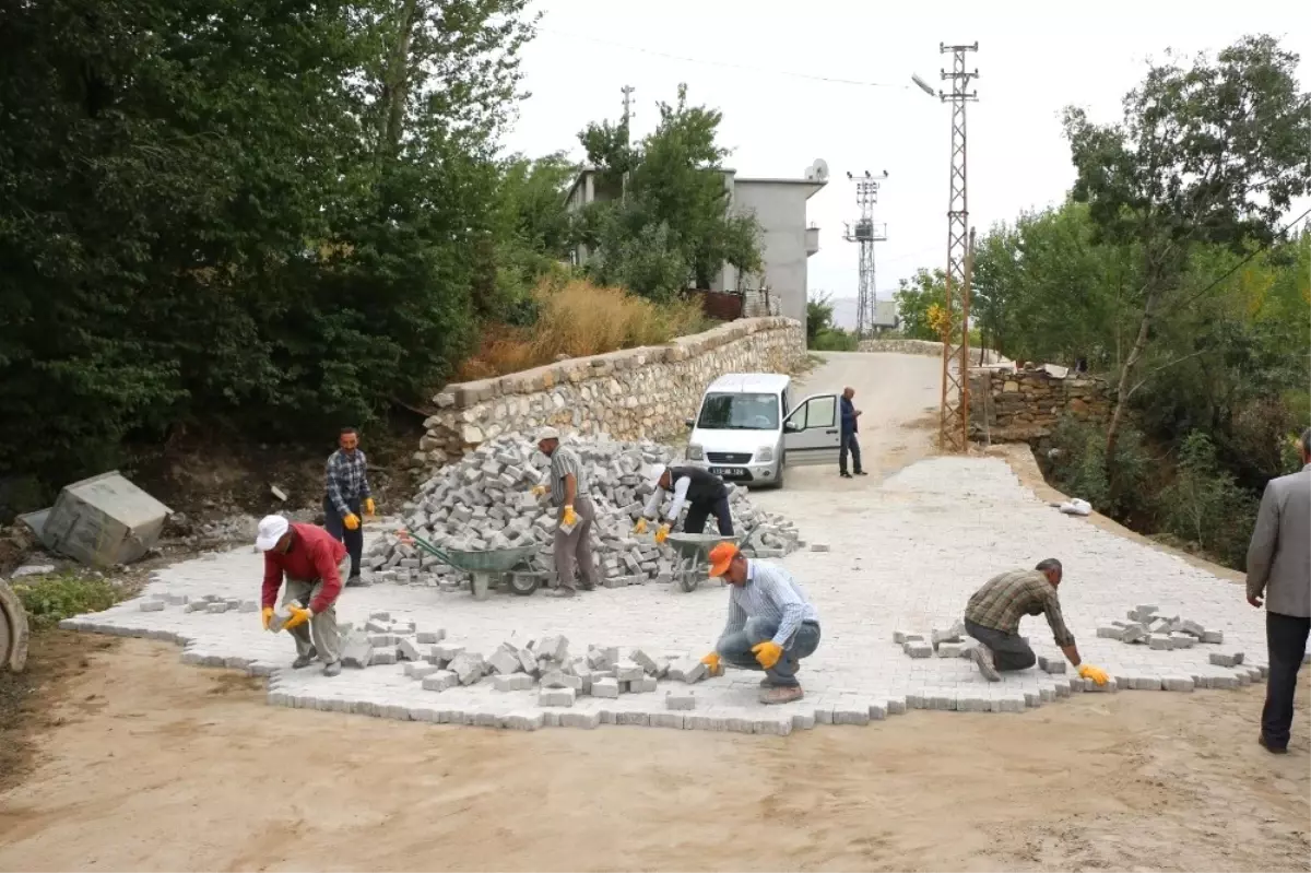 Bitlis\'te Parke Taşı Döşeme Çalışması