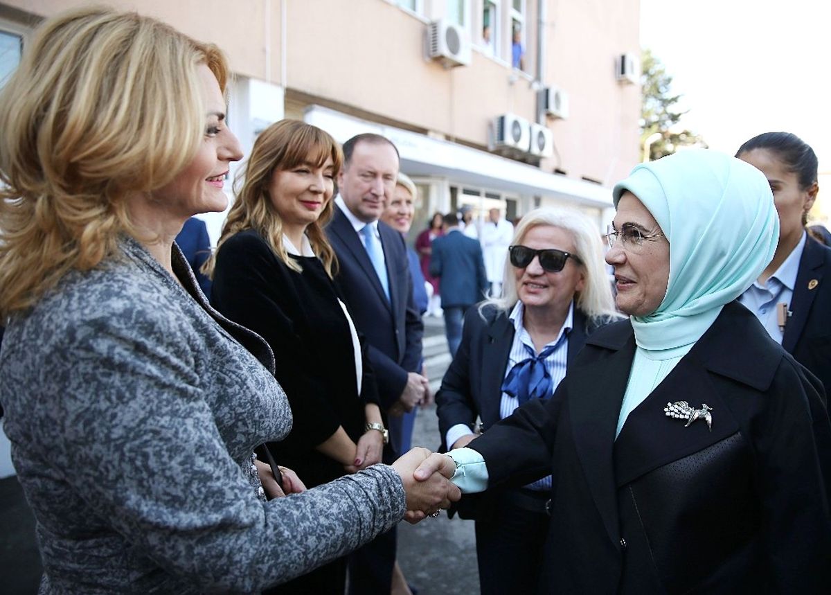 Emine Erdoğan, Yeni Pazar\'da Hastane Ziyaret Etti