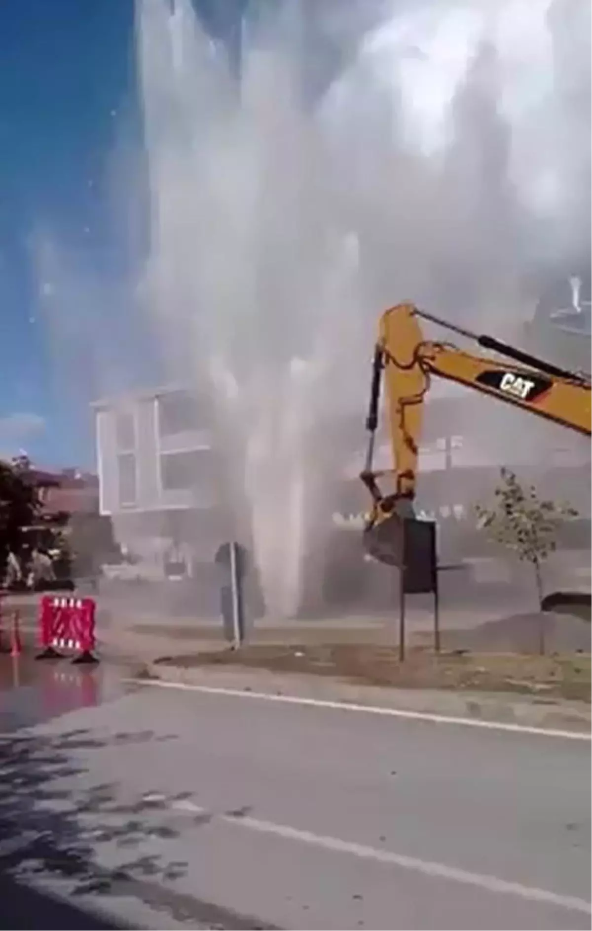 Erzincan\'da Su Borusu Patladı, Yollar Göle Döndü