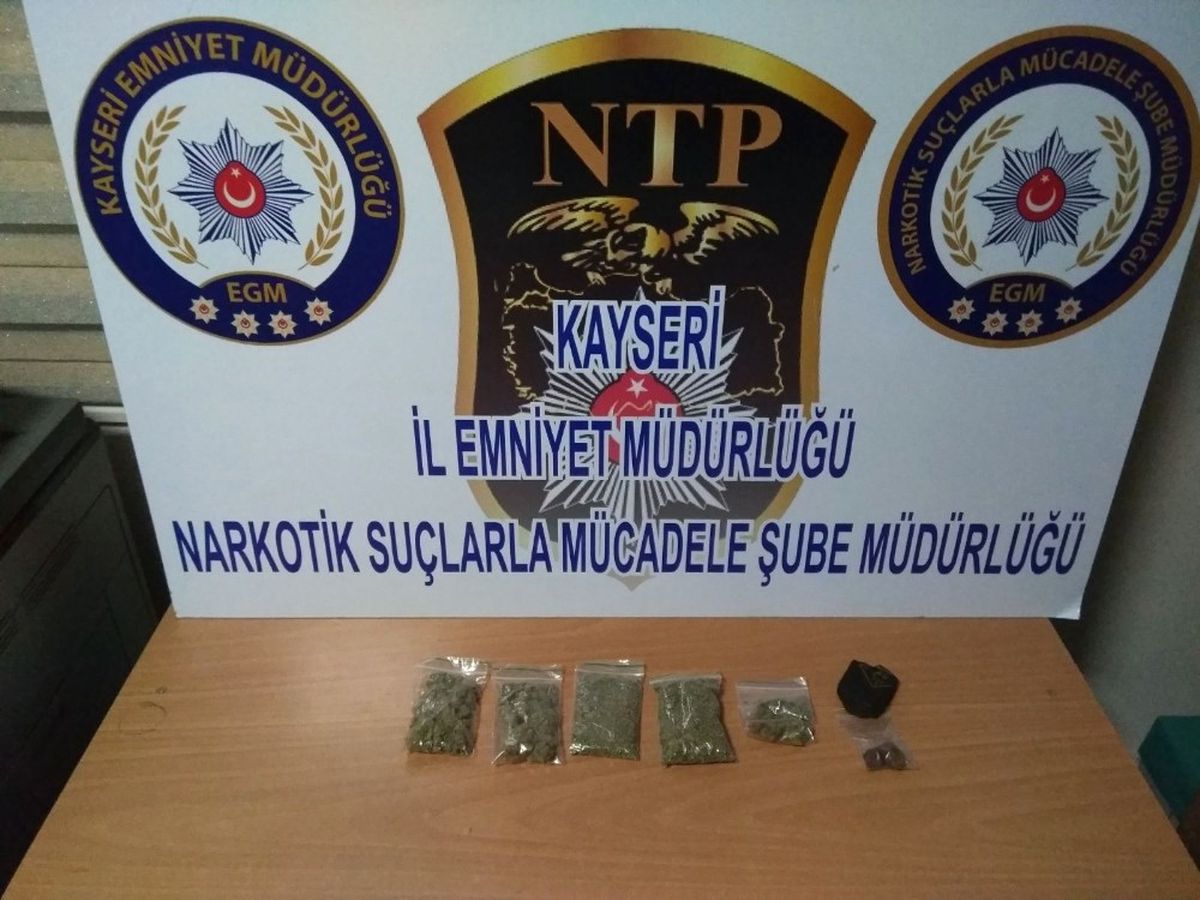 Havaalanında İki Kişi Uyuşturucu Madde ile Yakalandı