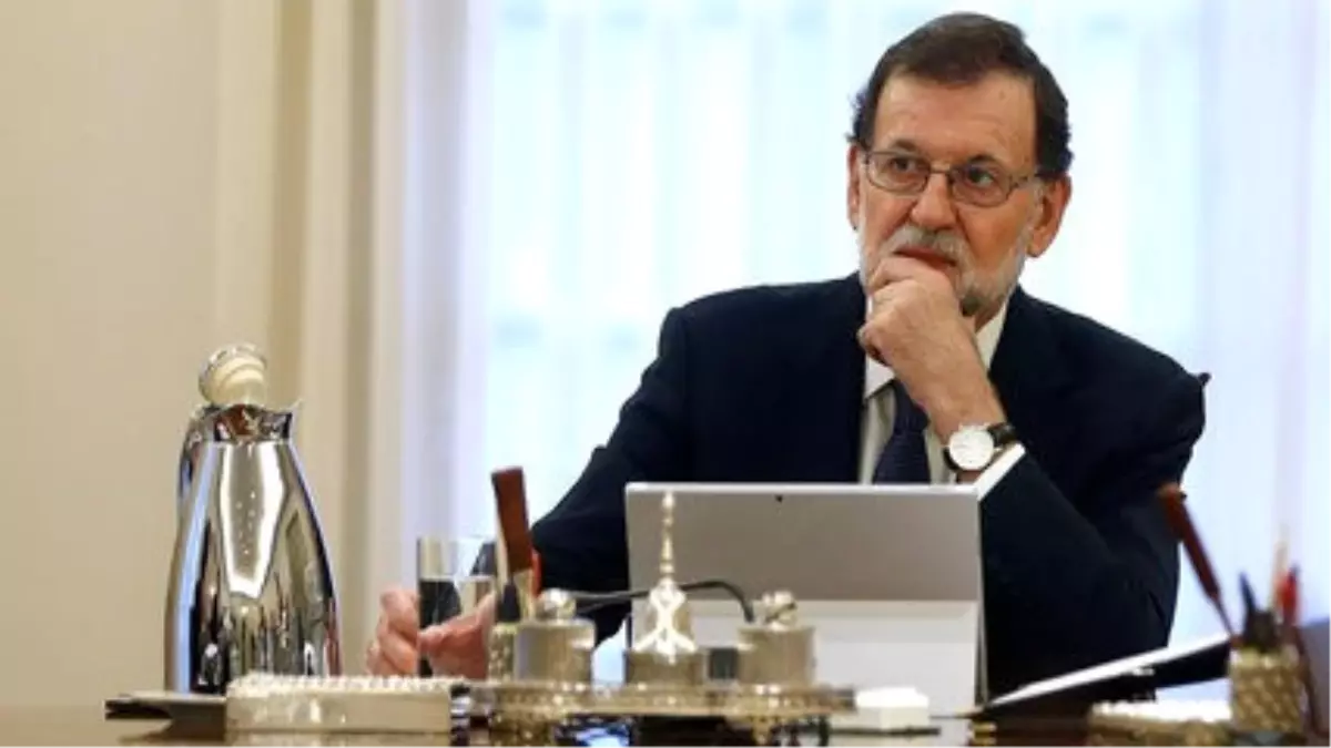 İspanya Başbakanı Mariano Rajoy\'un Katalonya\'nın Bağımsızlık Kararını Askıya Almasının Ardından...