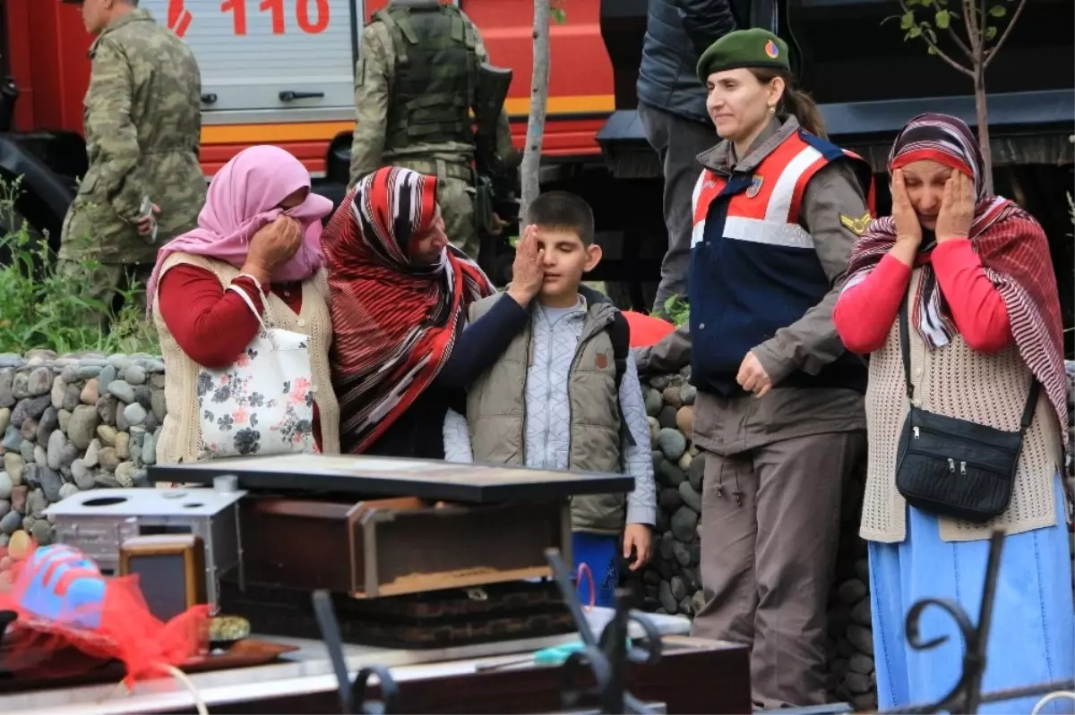 Kafeteryasını Yıktırmamak İçin Çatıya Çıkıp Üzerine Benzin Döken İşletme Sahibini Komutan İkna Etti