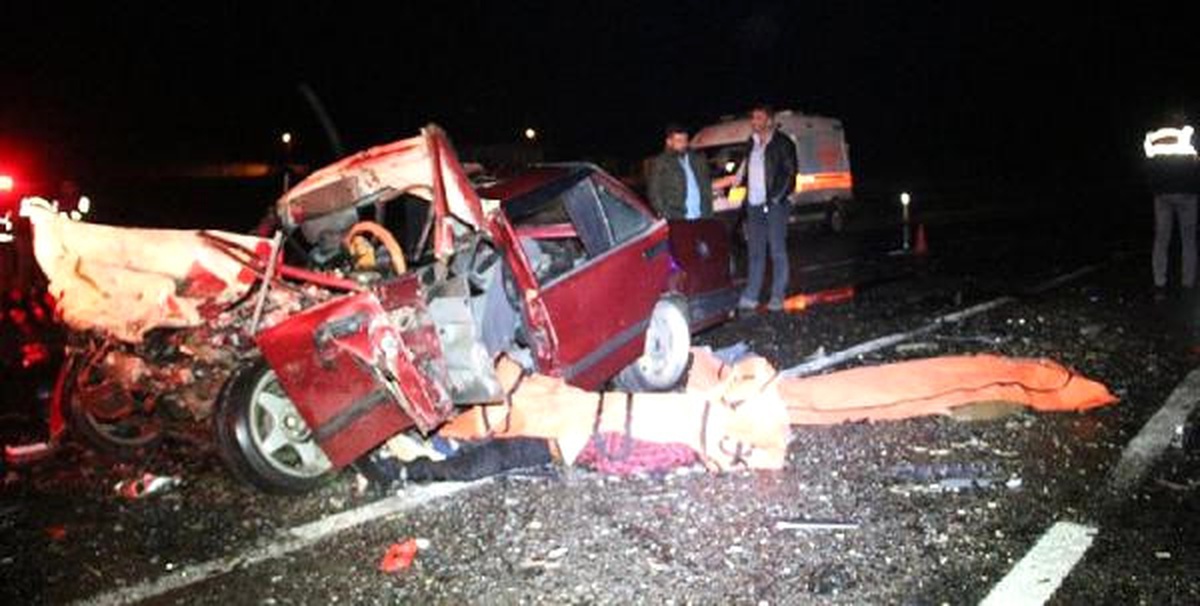 Kamyonet ile Otomobil Çarpıştı: 2 Ölü, 1 Yaralı