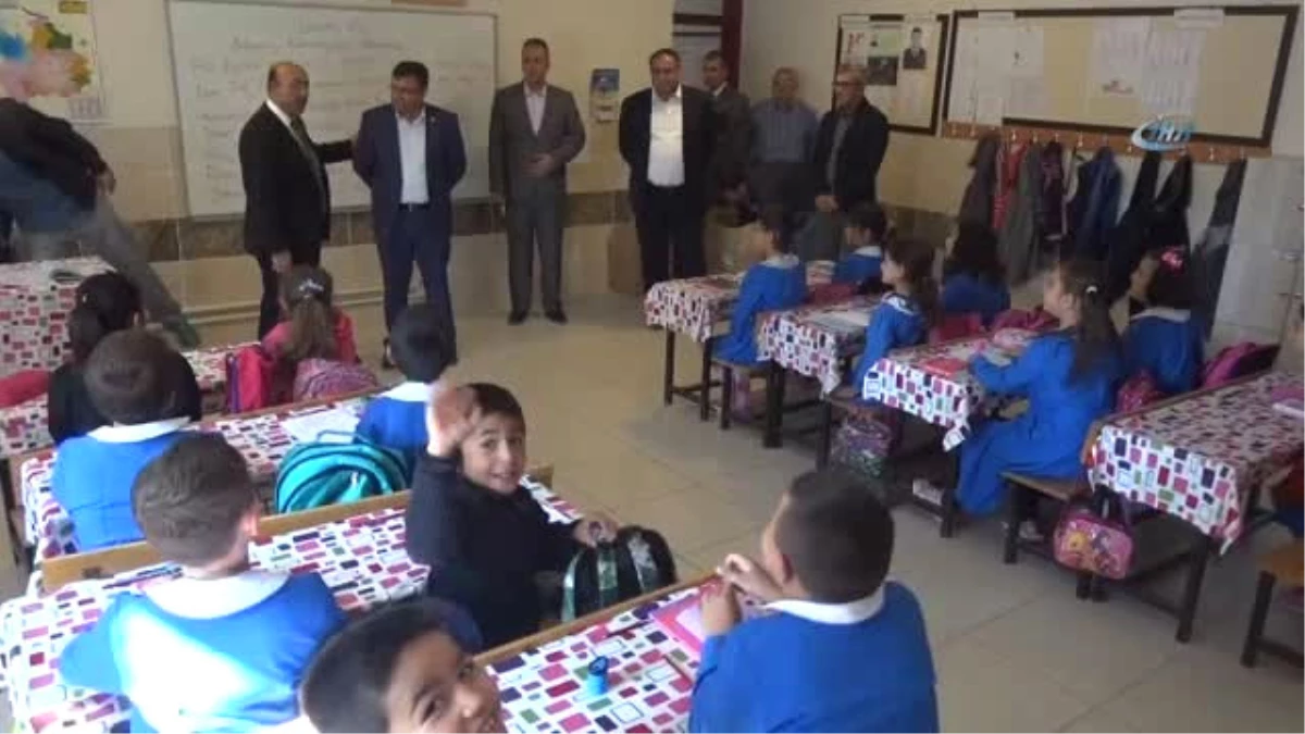 Köy Okullarında Eğitim Gören Minik Öğrencilerle Kırtasiye Yardımı