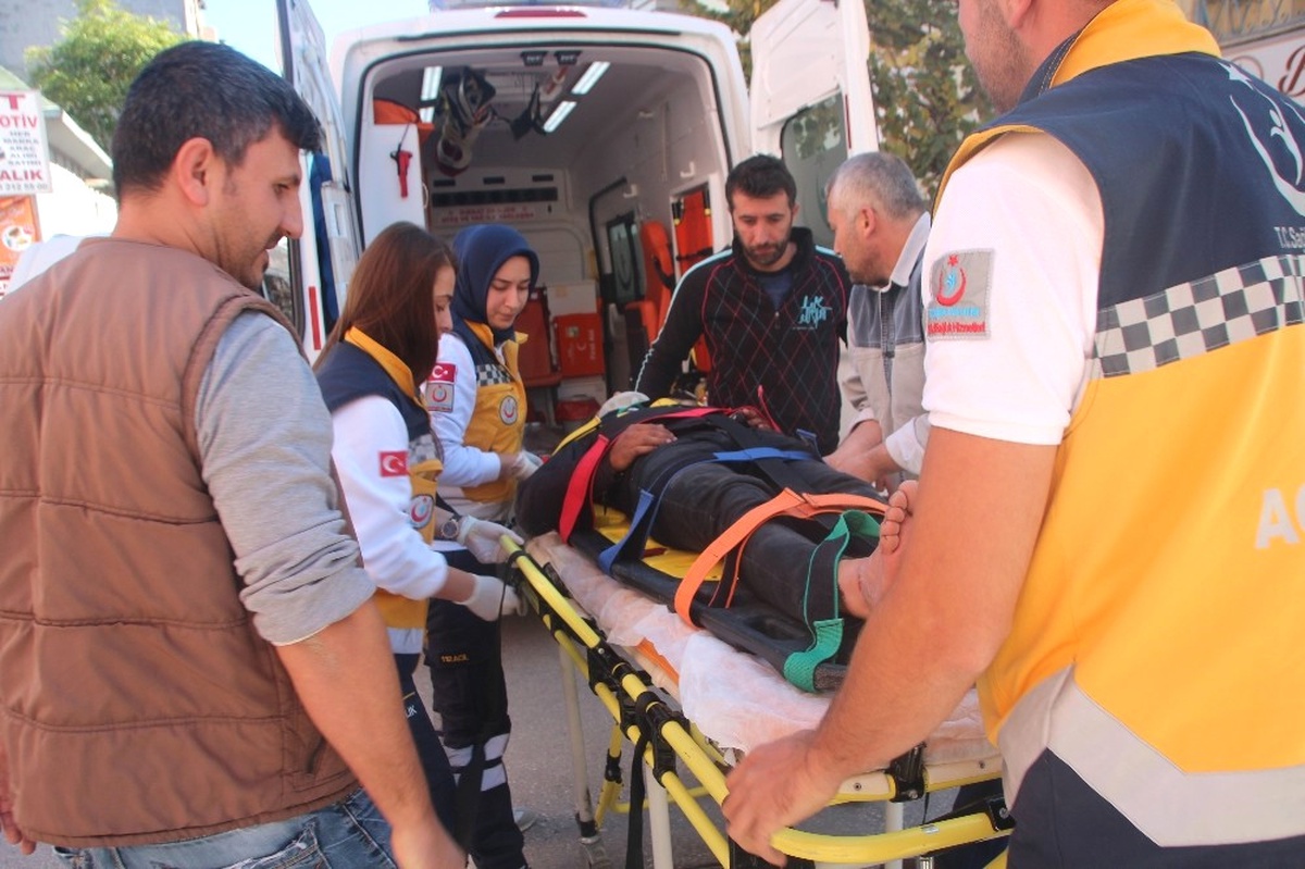 Motosiklet ile Minibüs Çarpıştı: 1 Yaralı