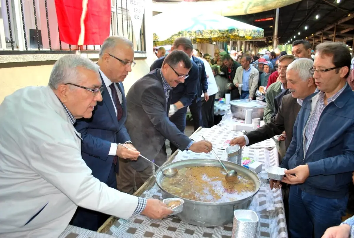 Pazarcılar Ağızları Aşure ile Tatlandırdı