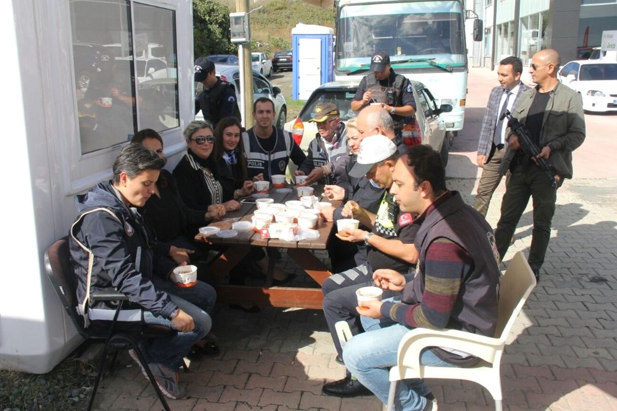 Polis Eşleri Görev Başındaki Polislere Aşure Dağıttı
