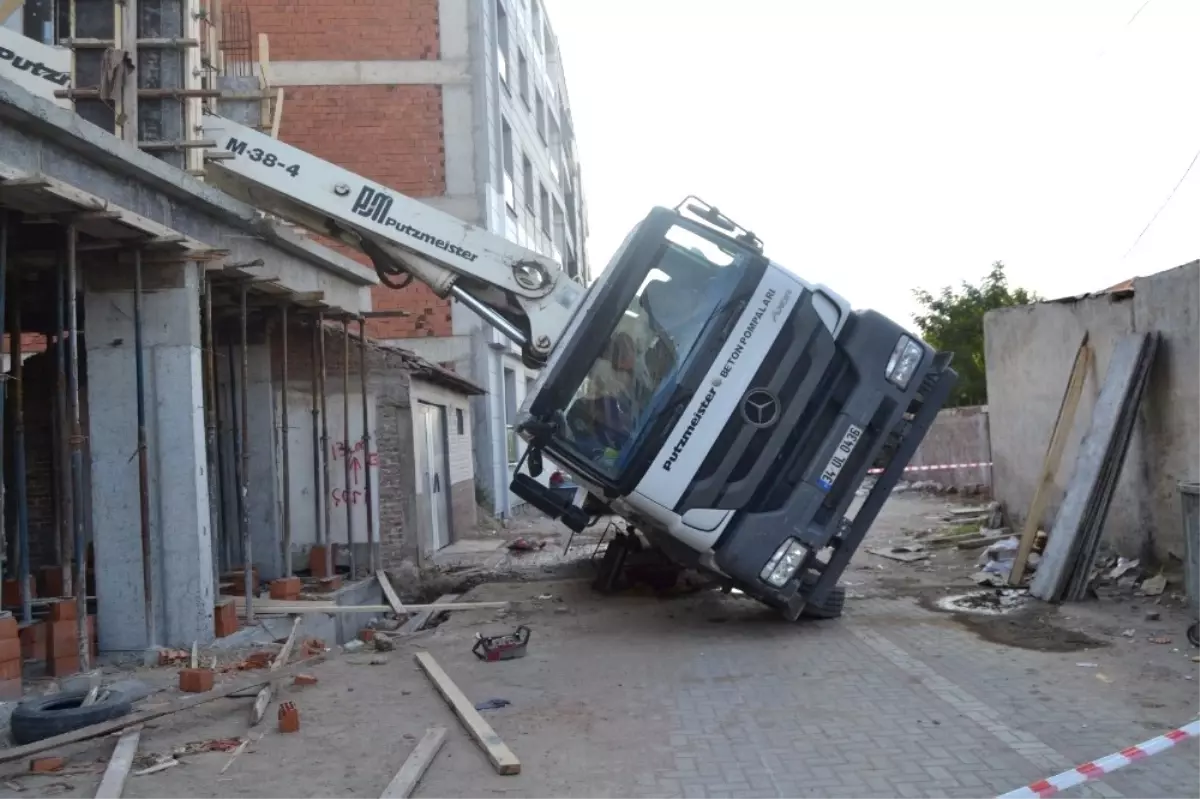 Saruhanlı\'da Beton Pompası Devrildi: 1 Ölü, 2 Yaralı