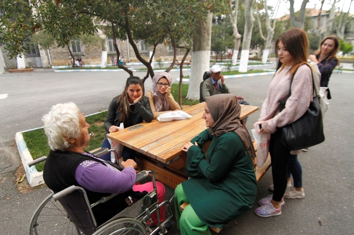Simurg\'un Gençleri, Darülaceze\'nin Çınarlarını Ziyaret Etti