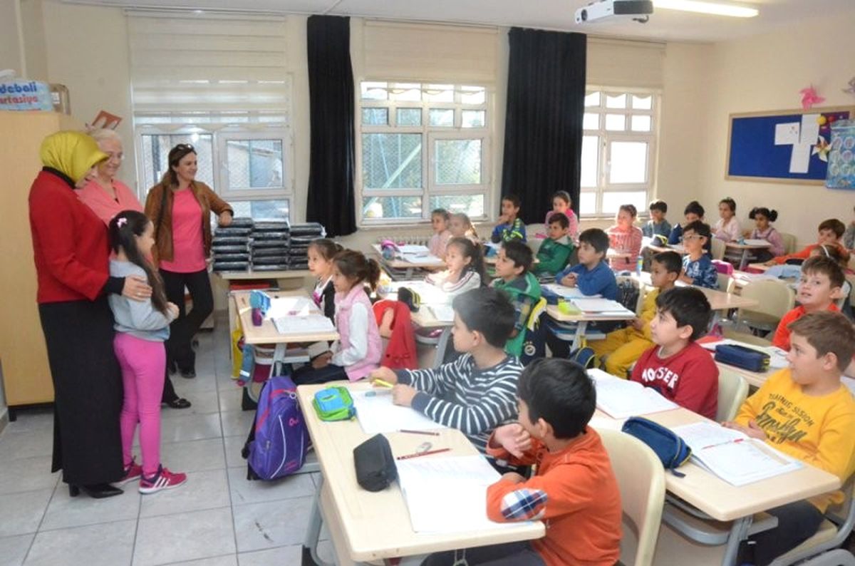 Sınıf Başkanı Adayının "İl Milli Eğitim Müdürünü Sınıfa Getireceğim" Vaadi Yerine Geldi