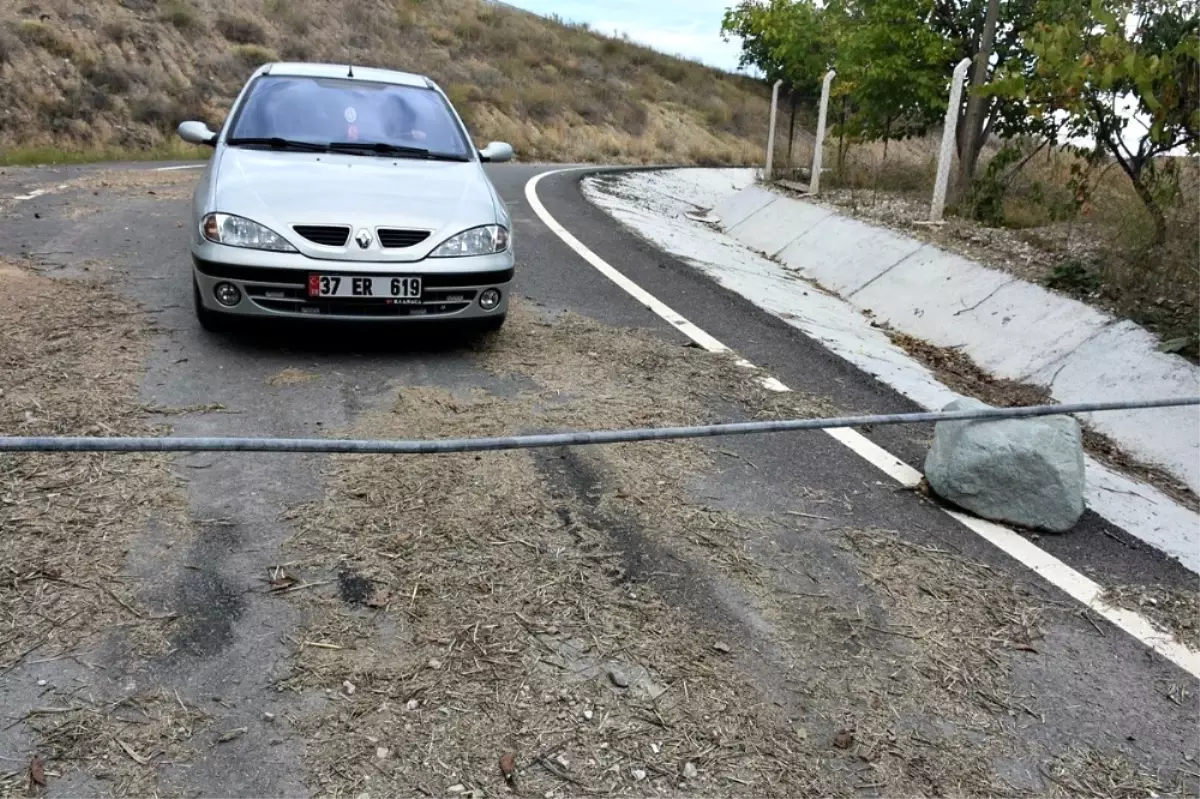 Tapulu Arsam" Dediği Köy Yolunu Demir Borularla Kapattı