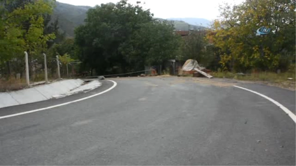Tapulu Arsam" Dediği Köy Yolunu Demir Borularla Kapattı
