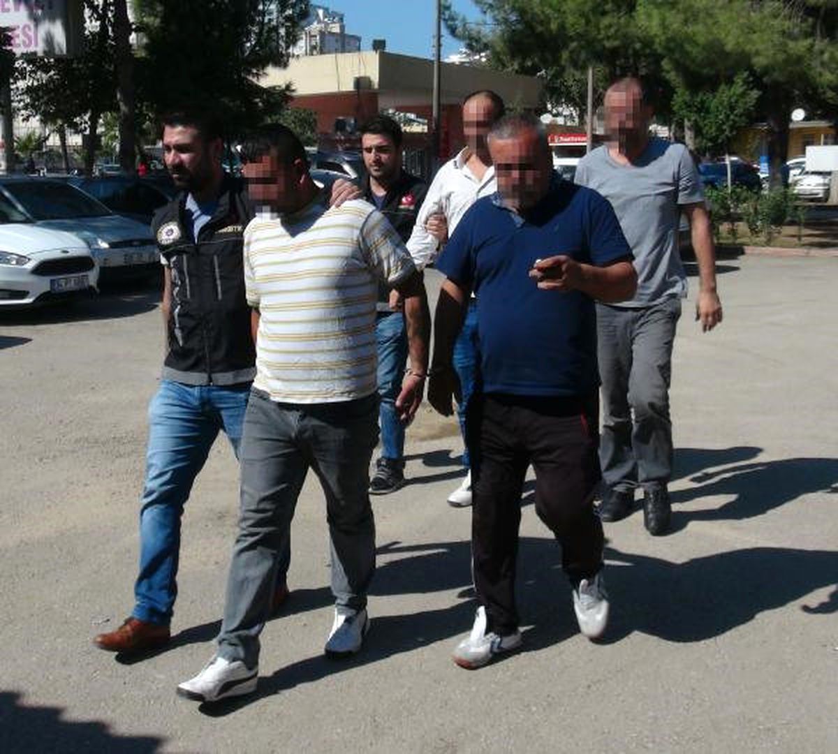 Uyuşturucu Baskını Yapılan İşyerinde Fetö Kitapları Bulundu