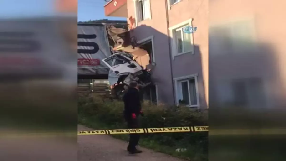 Yoldan Çıkan Tır Binanın Üçüncü Katına Girdi: 1 Ölü