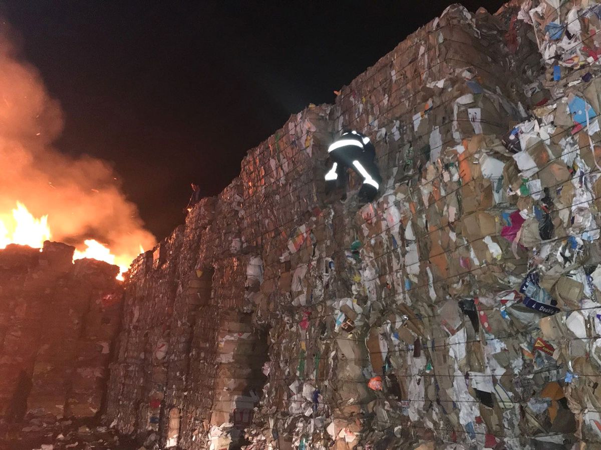 15 Bin Ton Kağıt Kül Oldu