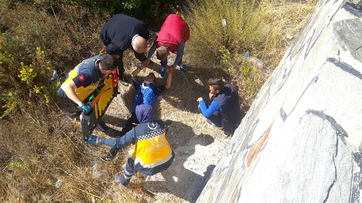5 Metrelik Duvardan Düşen Genç Yaralandı