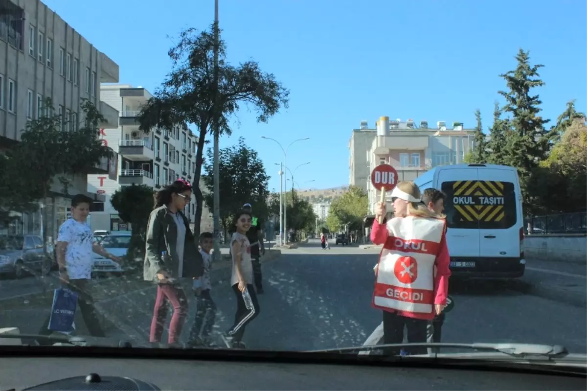 Adıyaman\'da Okul Trafik Geçit Görevlileri İş Başında