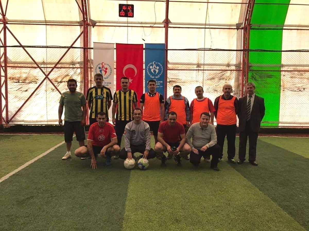 Altıntaş\'ta Amatör Spor Haftası Etkinlikleri Kapsamında Protokol Sahaya İndi