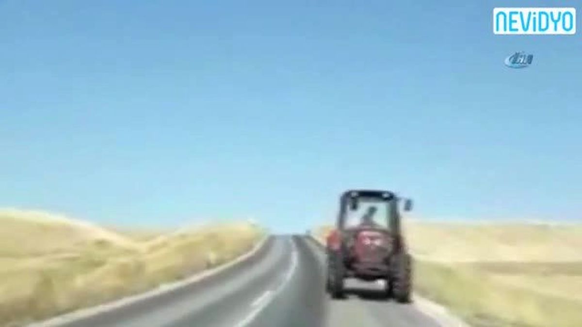 Anayolda Geri Geri İlerleyen Traktör Böyle Görüntülendi