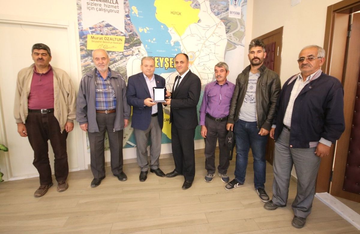Başkan Özaltun\'a Yardımlaşma Derneğinden Plaket