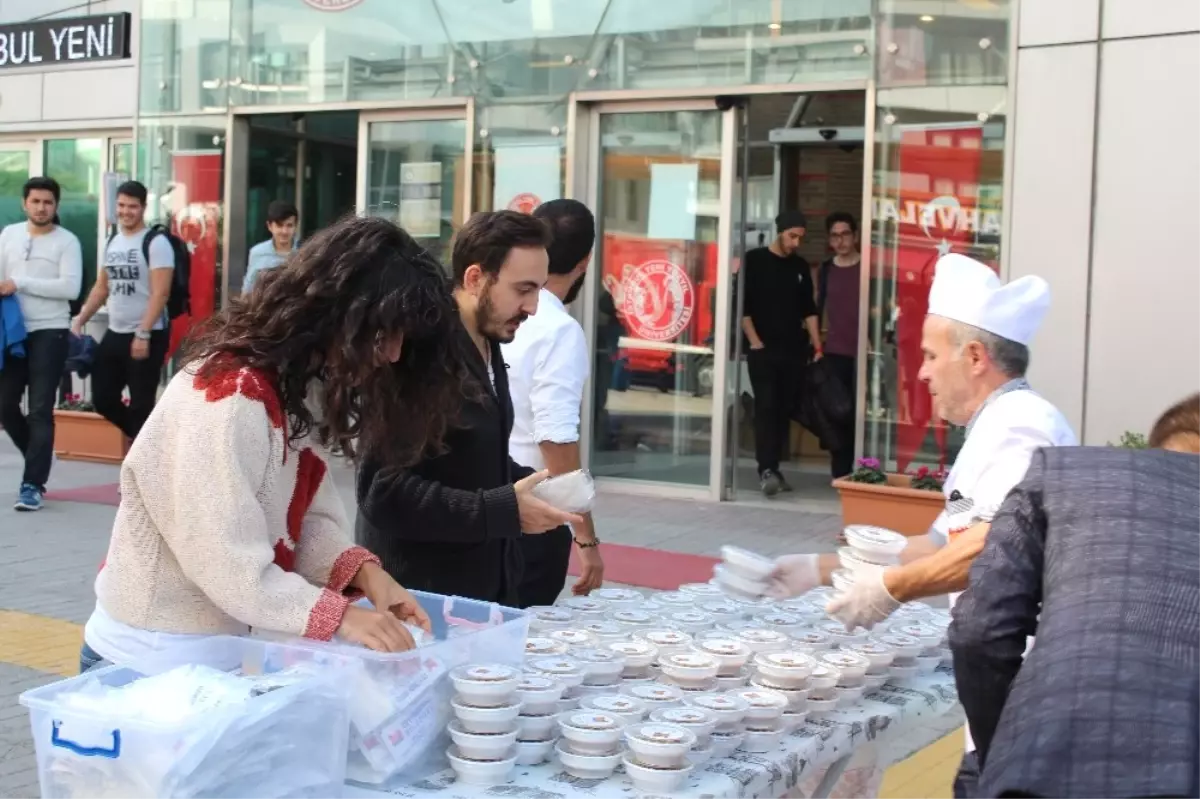 Belediyeden Üniversiteli Öğrencilere Aşure Sürprizi