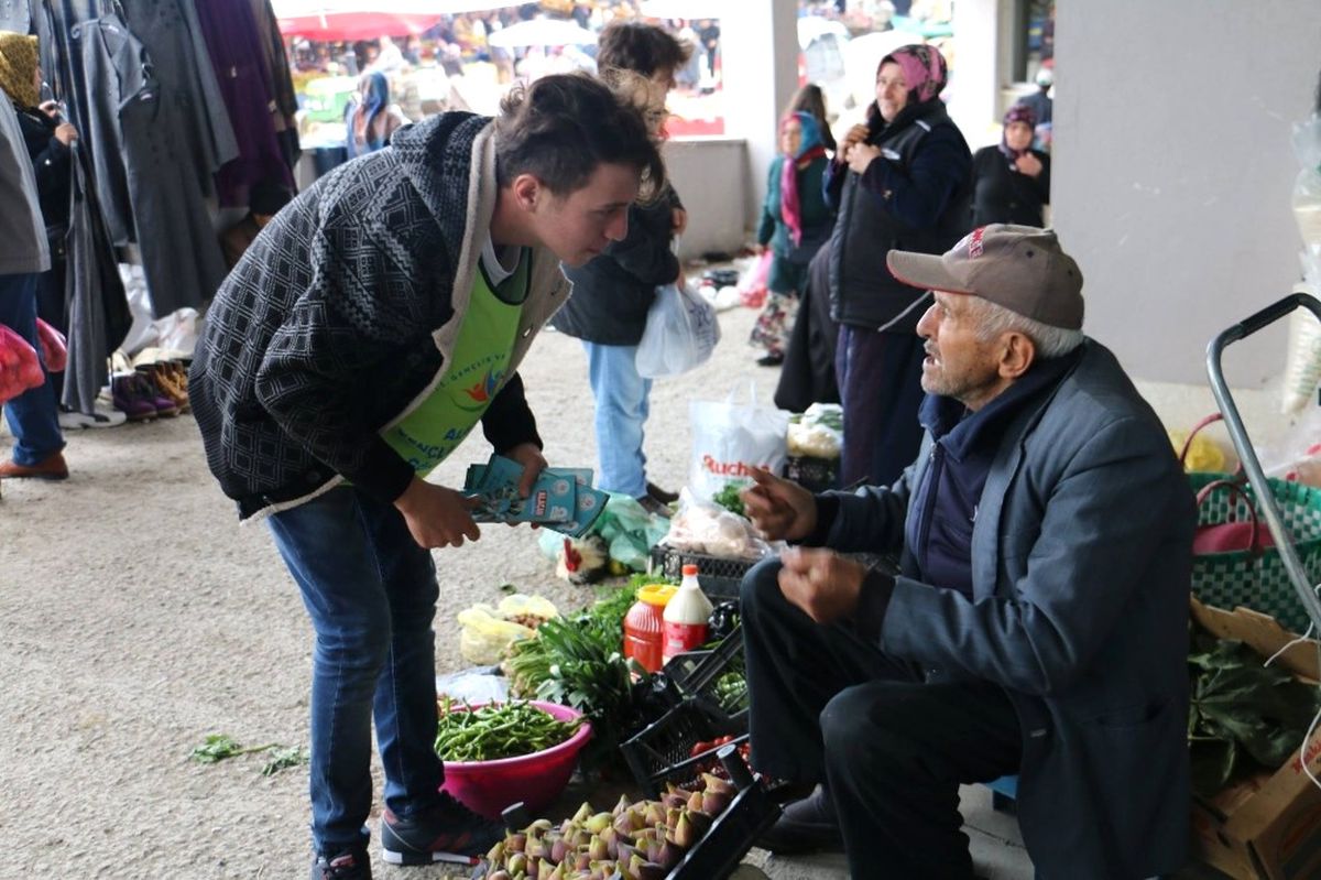 Gençler İyilik İçin Pazarda
