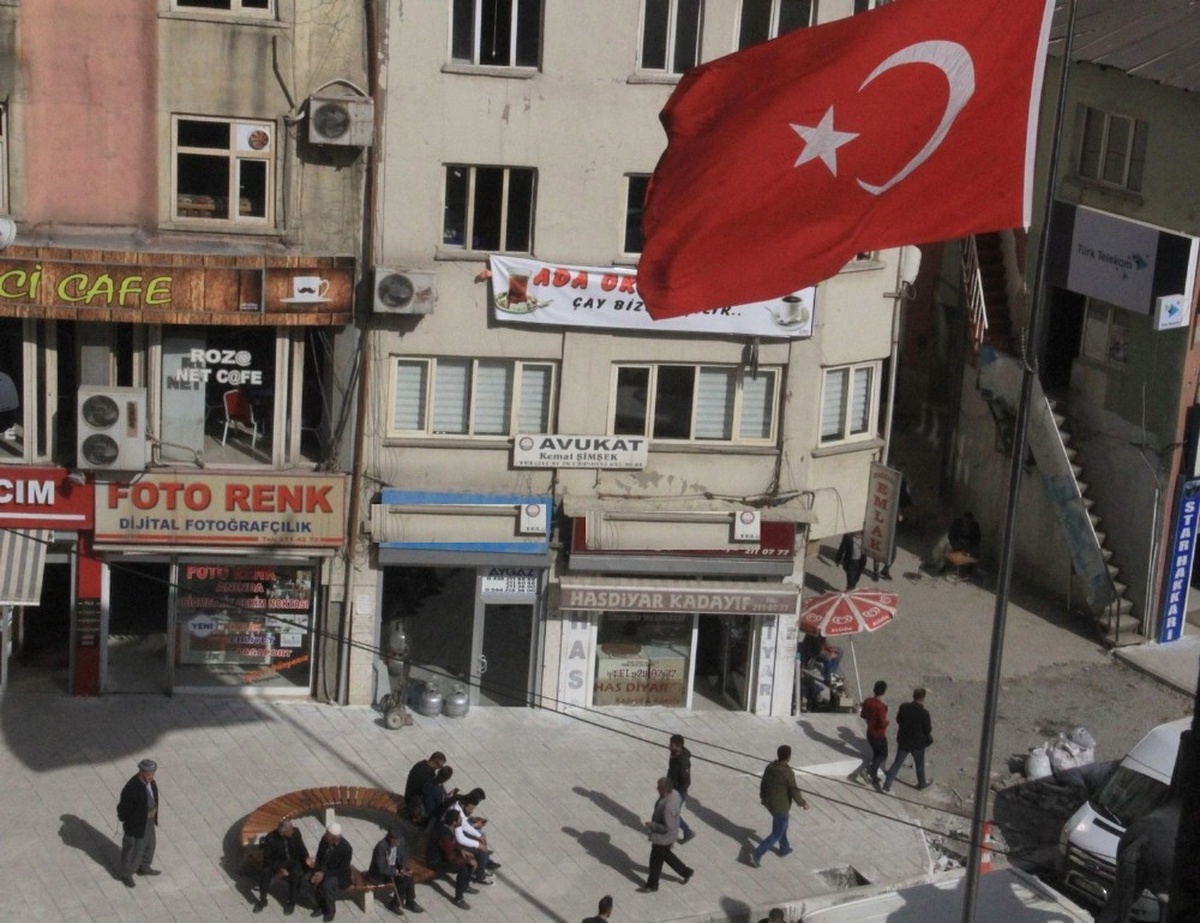 Hakkari Caddelerine Oturma Bankları Kuruldu