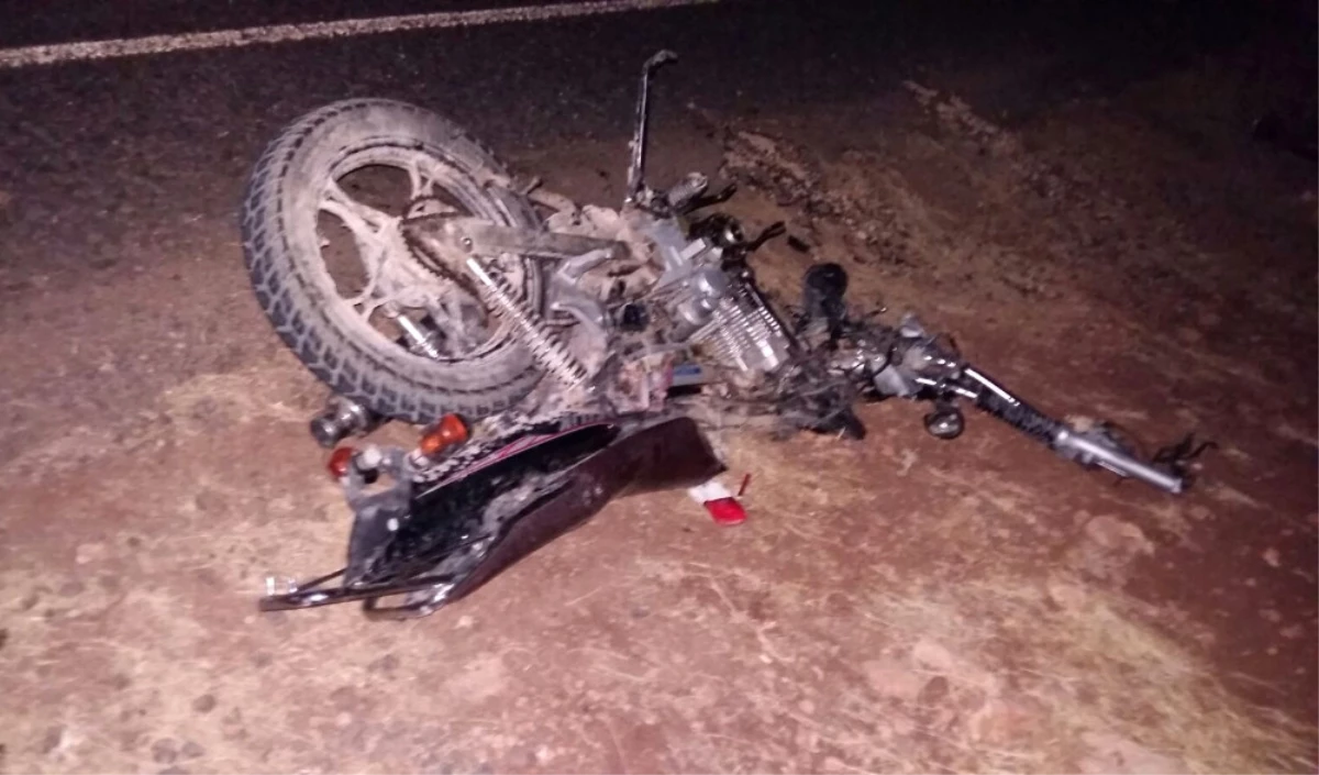 Kamyonet ile Motosiklet Çarpıştı: 2 Ölü, 10 Yaralı