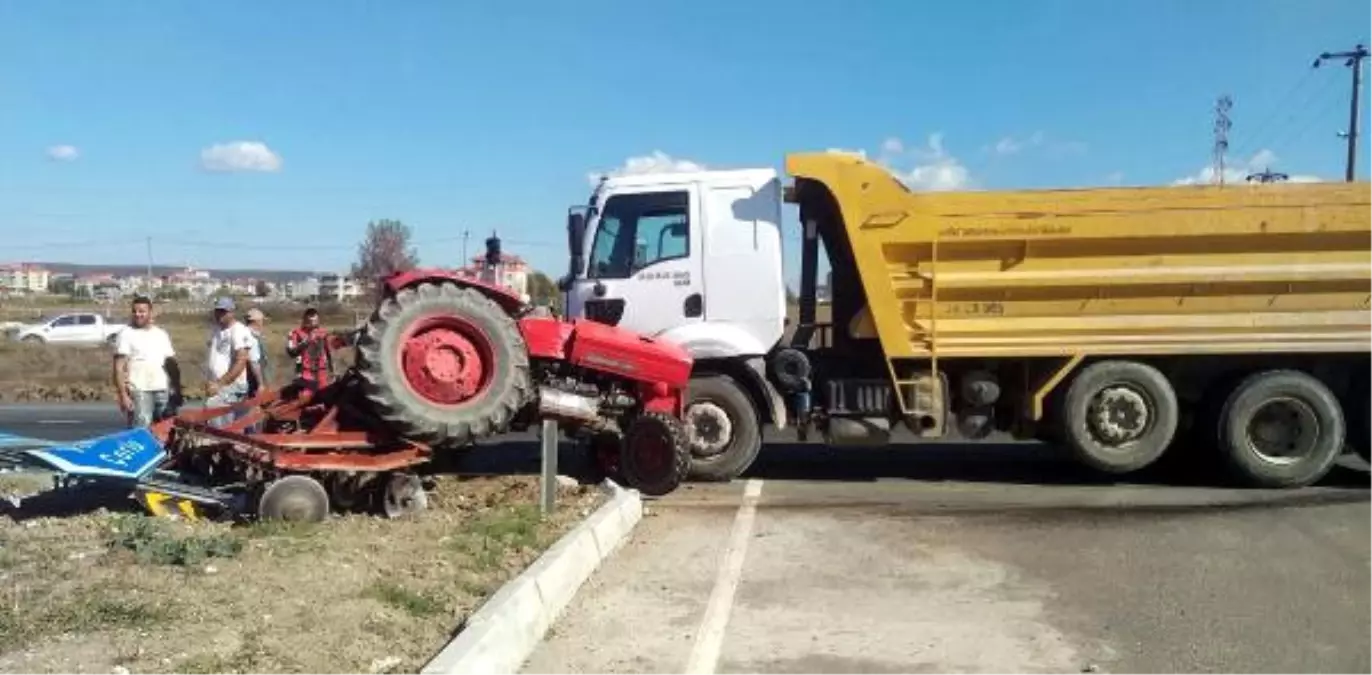 Kamyonla Çarpışan Traktörün Sürücüsü Yaralandı