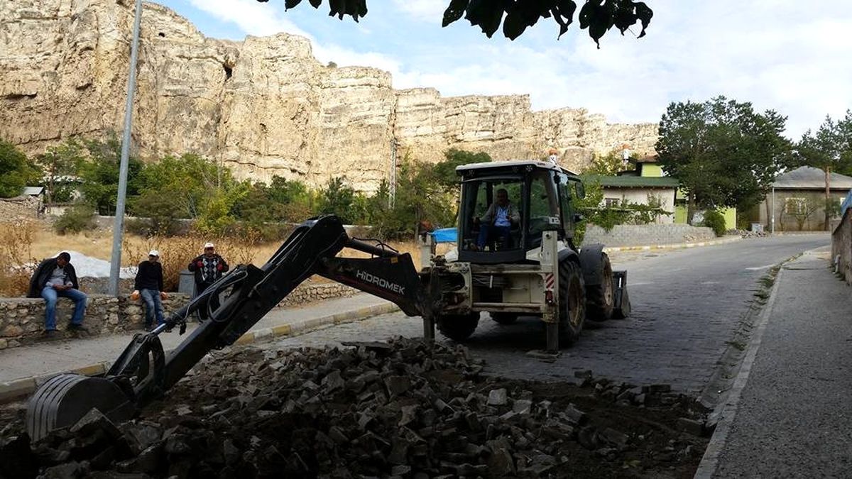 Kemah\'ta Yol Bakım Çalışmaları Devam Ediyor