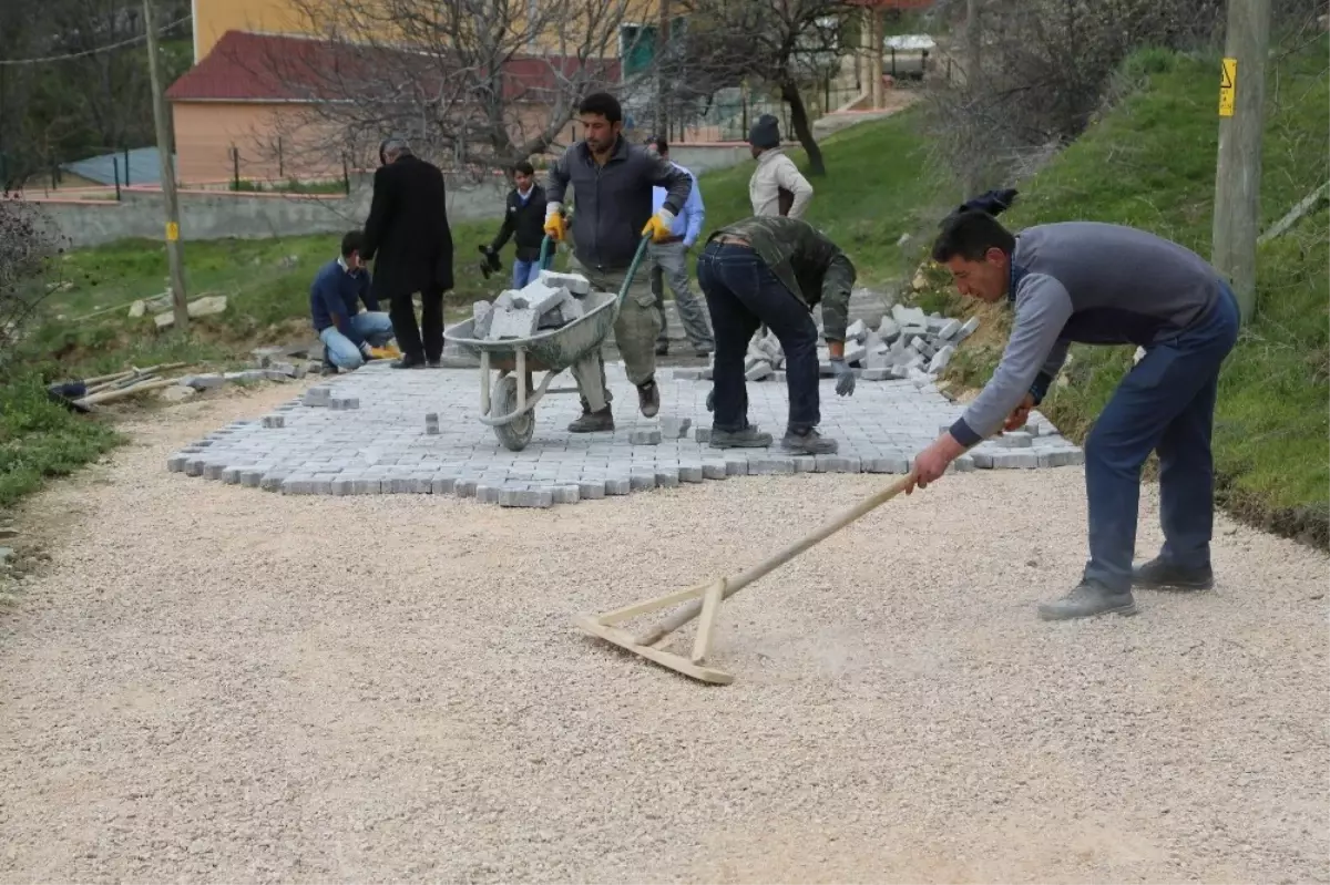 Köy Yolları Çamurdan Kurtarıldı