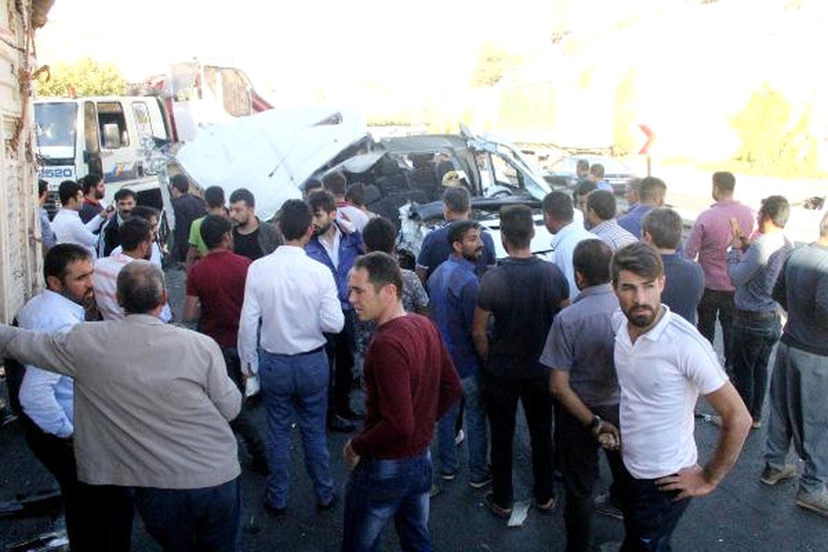 Öğrenci Servisi, Pamuk Yüklü Kamyona Çarptı: 14 Yaralı