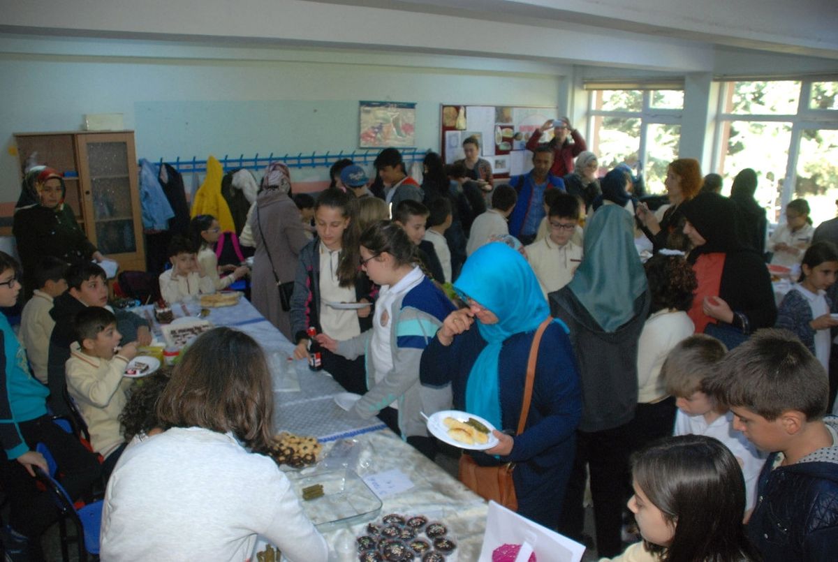 Öğrenciler Sokak Hayvanları İçin Pasta, Börek Sattı
