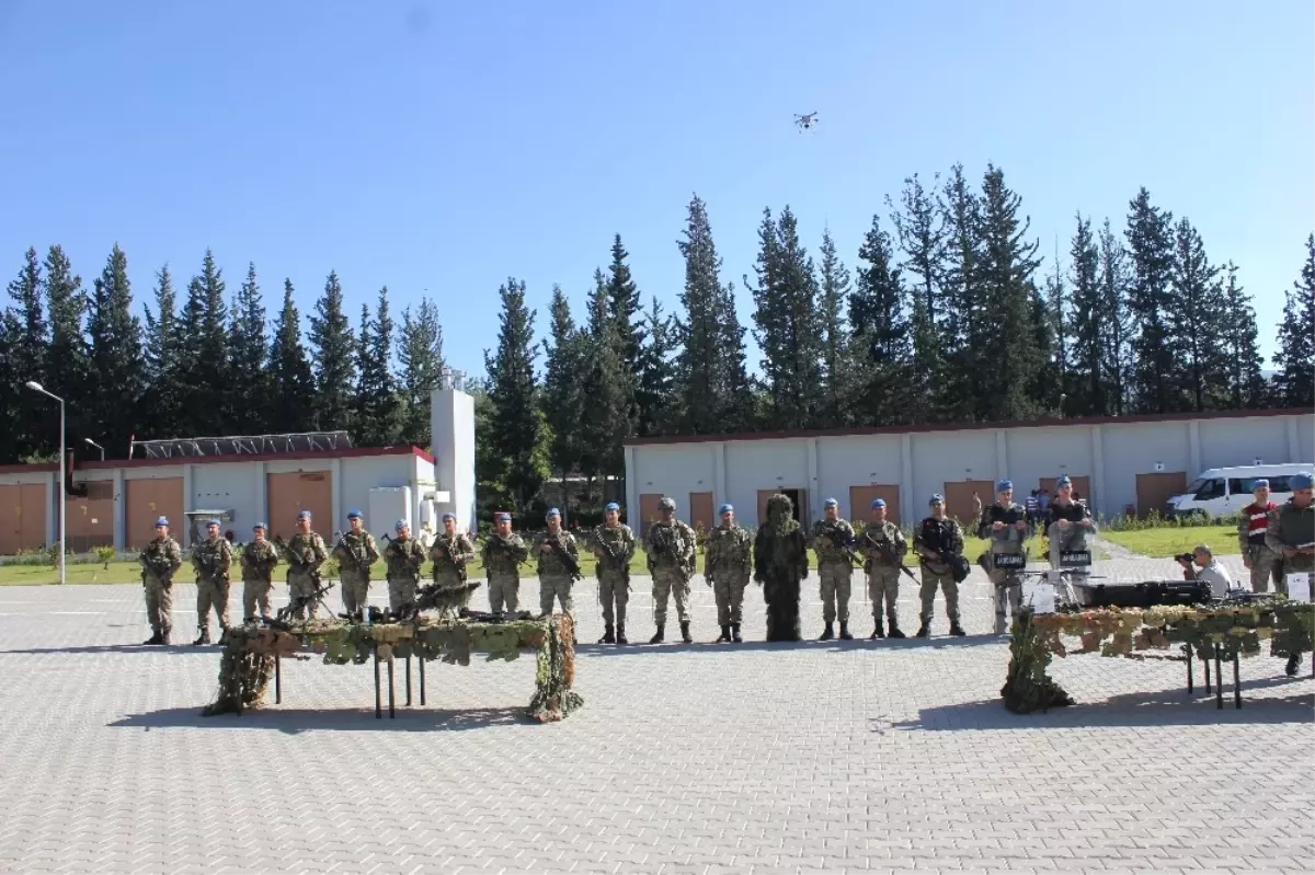 Öğrenciler Zırhlı Araçlara Bindi