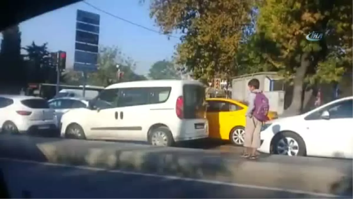 Okul Çantasında Defter Kalem Yerine Mendil Taşıyıp Satıyor