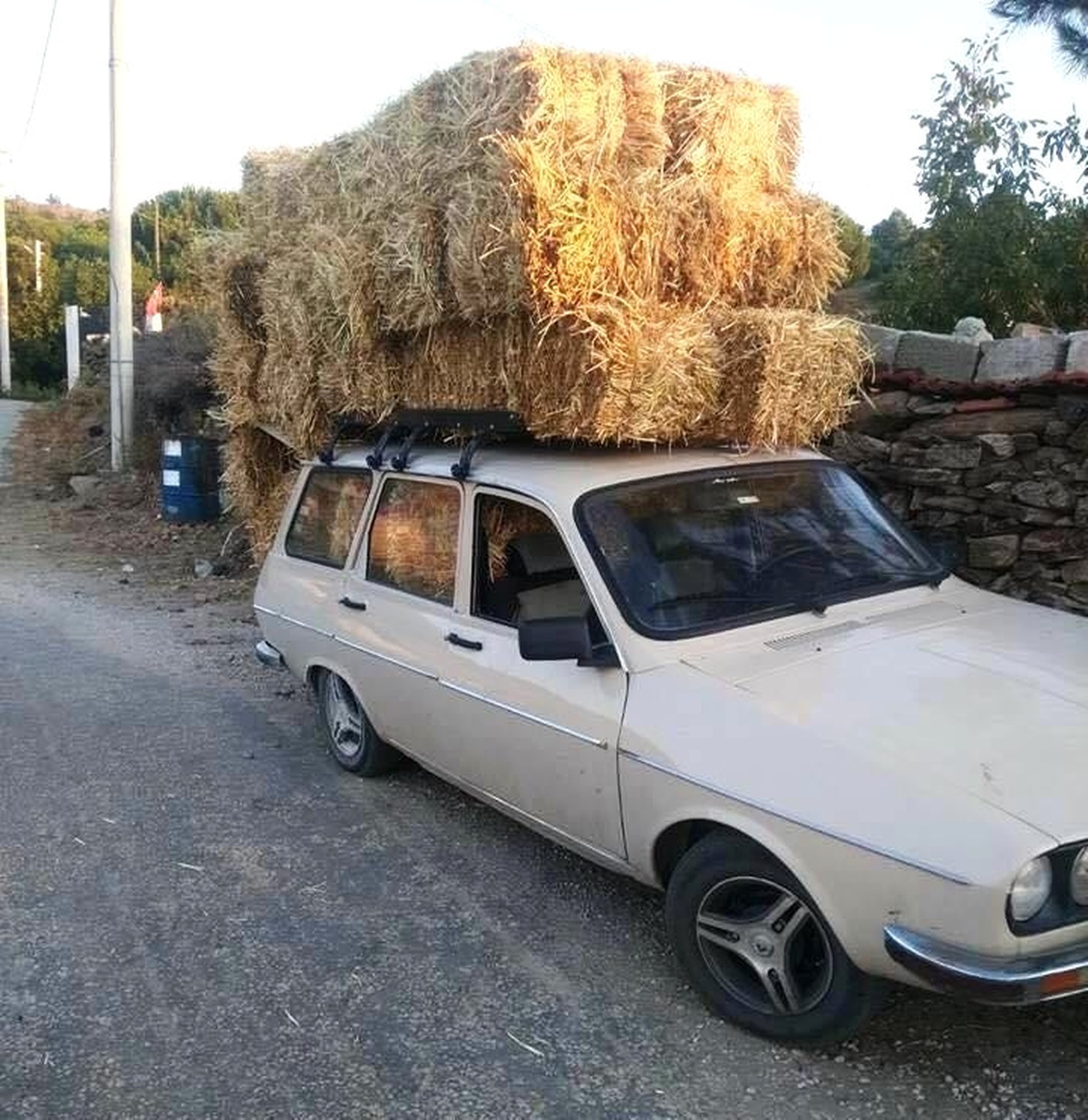Onlarca Paket Samanı Taşıyan Otomobil Görenleri Şaşırttı