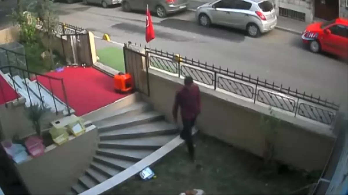 Pitbull\' Cinsi Köpeği Önce Seven Sonra Çalan Hırsız Kamerada