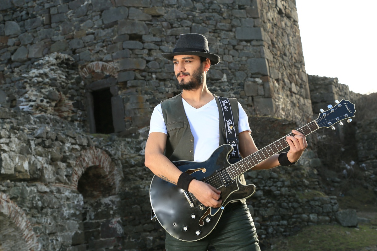 Rockçı Volkan Koşar Sevenlerini Balığa Davet Etti