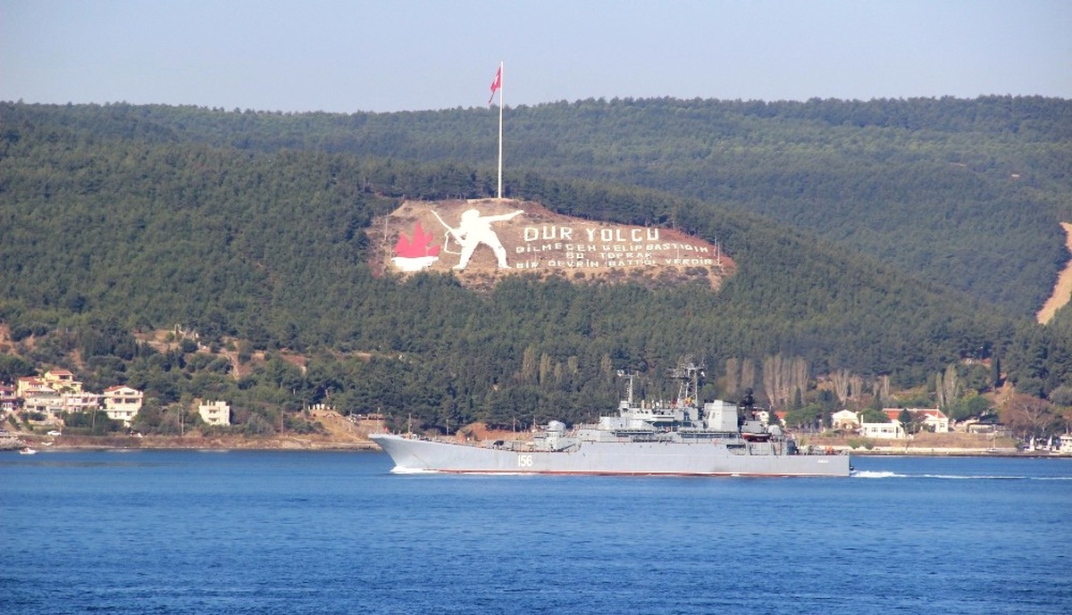 Rus Savaş Gemisi Çanakkale Boğazı\'ndan Geçti