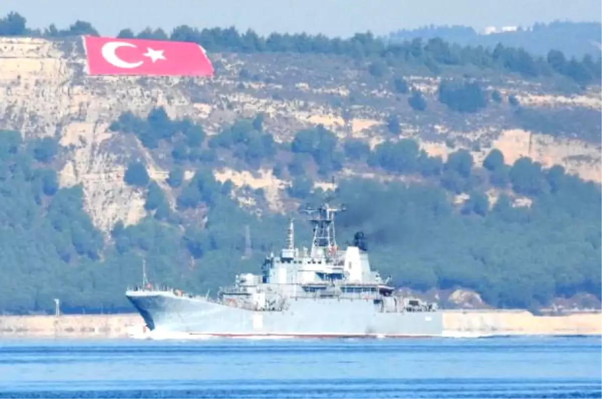 Rus Savaş Gemisi \'Yamal\', Çanakkale Boğazı\'ndan Geçti