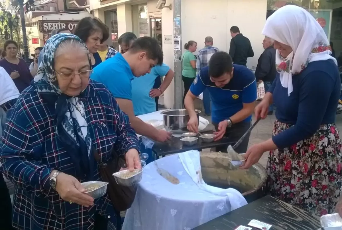 Sevgiyolu Esnafı Aşure Dağıttı