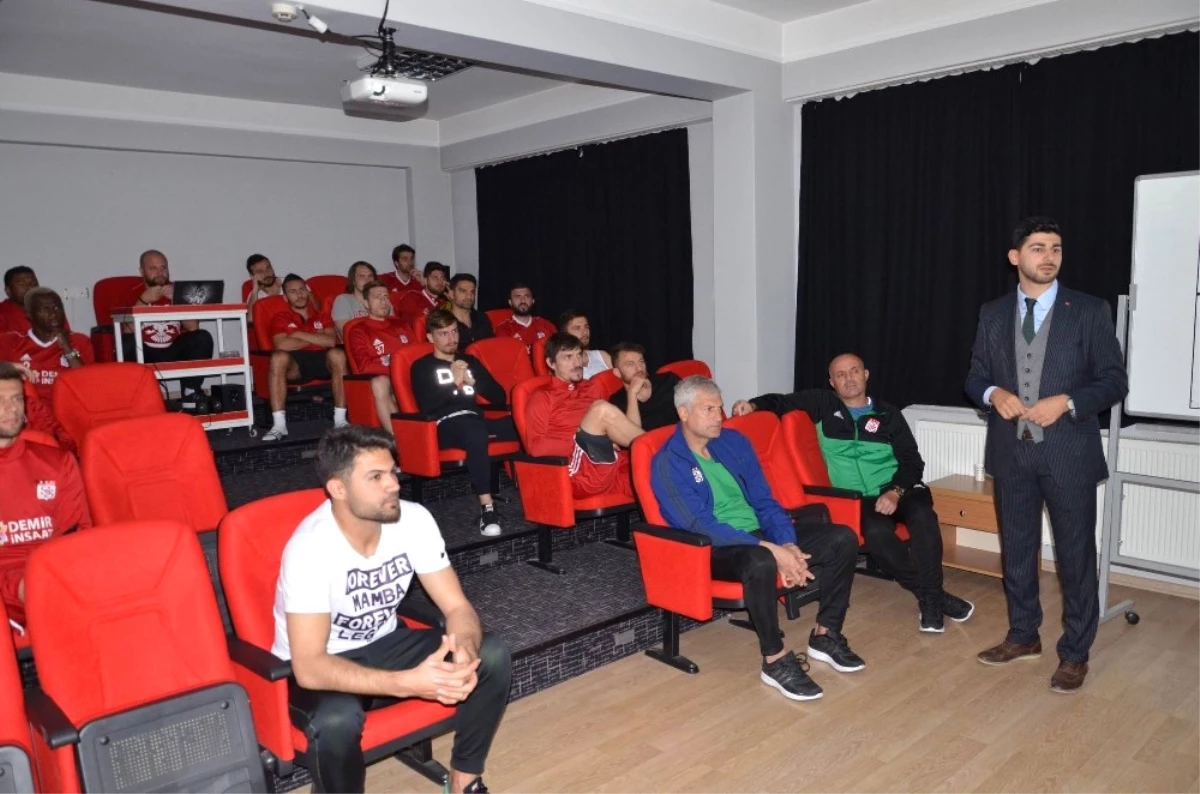 Sivasspor\'da Futbolculara Beslenme Eğitimi Verildi