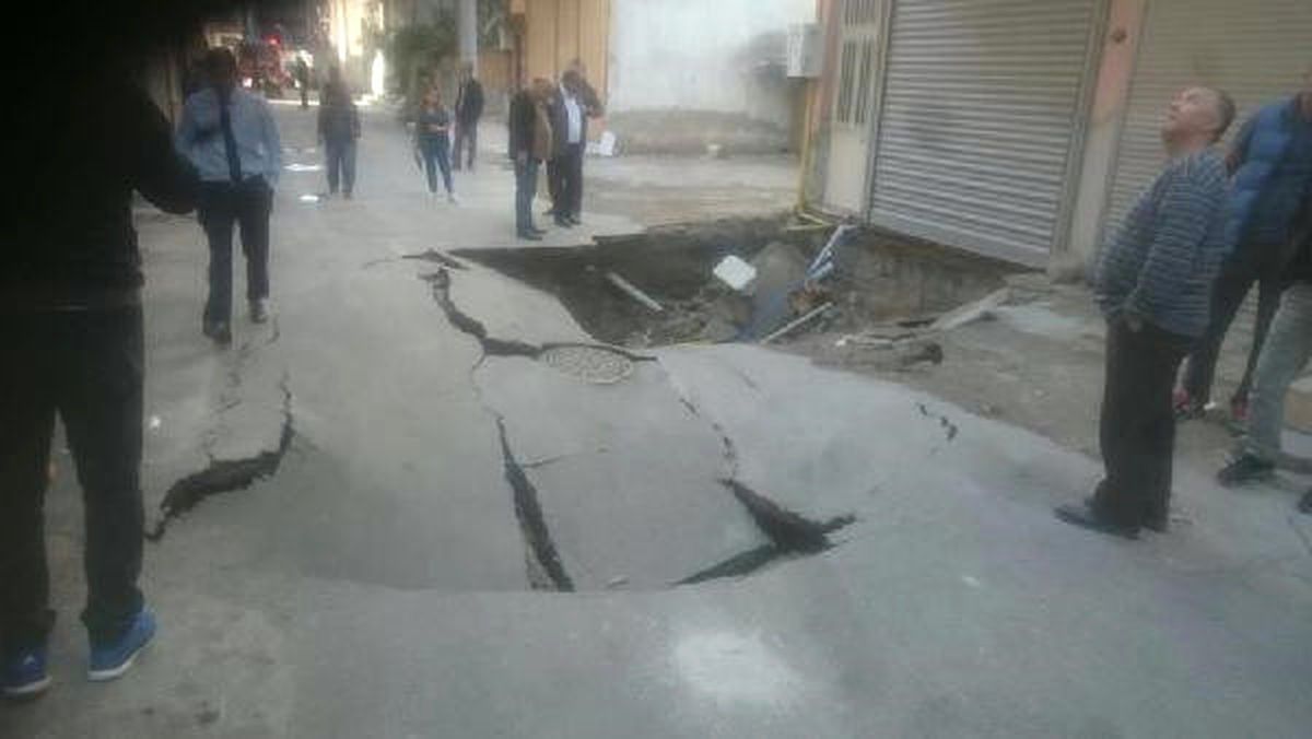 Temel Kazısında Yol Çöktü