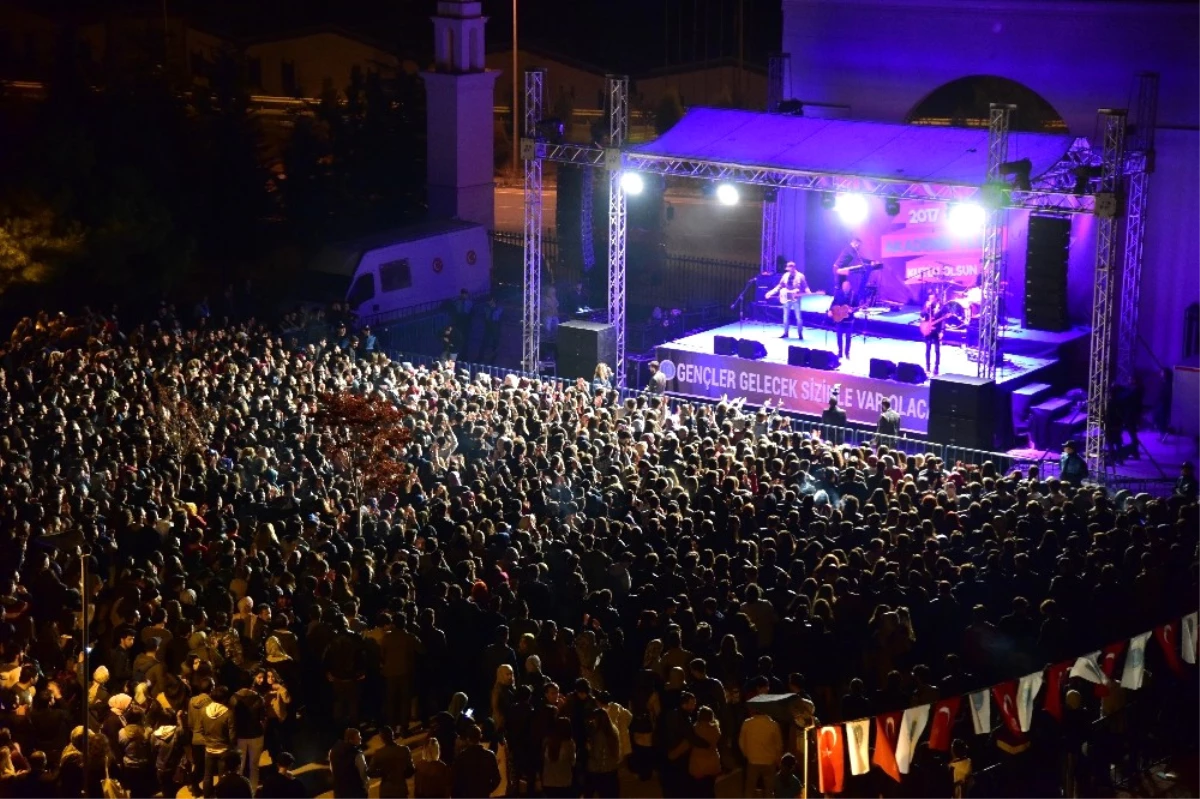 Üniversite Öğrencileri Yüksek Sadakat Konserinde Coştu