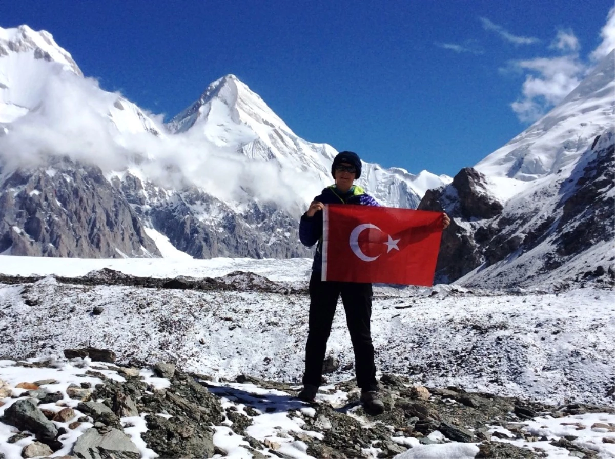 7 Bin 10 Metrede Türk Bayrağı\'nı Dalgalandırdı