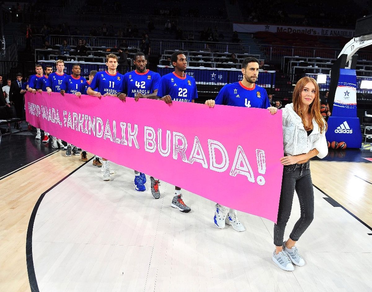 Anadolu Efes - Real Madrid Maçında Pembe Top ile Hava Atışı Yapıldı